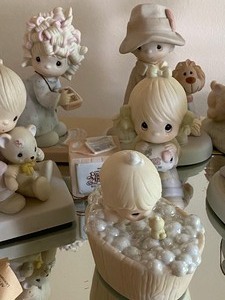 lot 46 image: Lot of Precious Moments Figurines