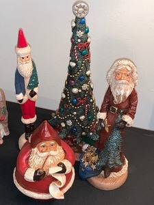 lot 83 image: Jim Shore Santa Figurines