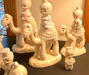 lot 56 image: Lot of 11 Precious Moments Figurines