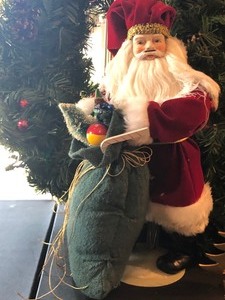 lot 104 image: Christmas Decor Lot