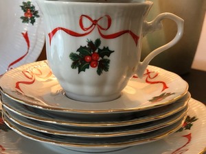 lot 107 image: Walbrzych Christmas Dishes -4 Place Settings
