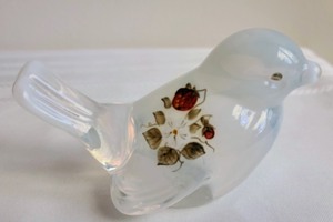 lot 39 image: Fenton Painted Bird & Footed Dish
