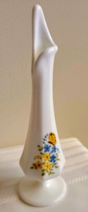 lot 133 image: Trio of Fenton Vases