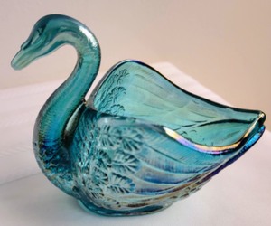 lot 132 image: Fenton Swan & Hat Figurines