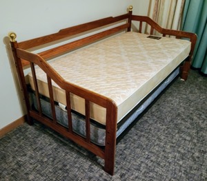 lot 151 image: Wood Day Bed