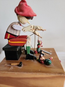 lot 172 image: Two Vintage Music Boxes