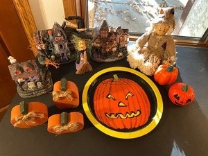 lot 88 image: Halloween Decor