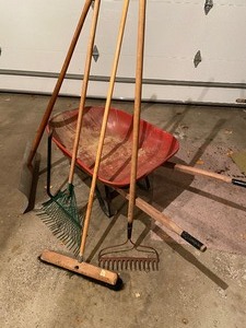 lot 128 image: Yard Tool Lot (Wheelbarrow, Broom, Shovel, Rakes & Crow Bar)
