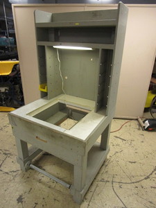 WORK STATIONBENCH W OVERHEAD LIGHT