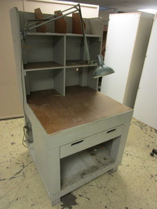 WORK STATIONBENCH WITH ADJUSTABLE WORK LIGHT