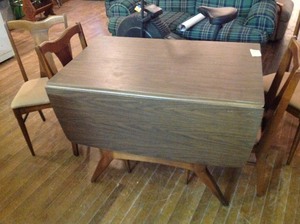 Drop Top Table with Leafs & 4 Chairs