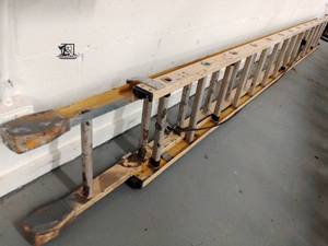 lot 211 image: Yellow 24ft Aluminum Ladder