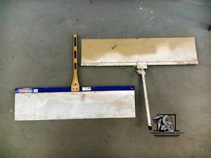 lot 408 image: 1 Hoe & 2 Paint Guides