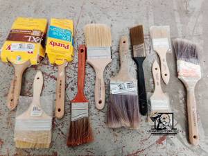 lot 200 image: 10 Asssorted Paint Brushes