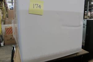 lot 174 image: Magic Chef 4.4 cu. ft. Mini Fridge in White (Minor Dents and Scratches)