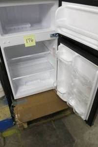 lot 176 image: Magic Chef 3.1 cu. ft. Mini Fridge in Black