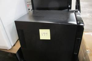 lot 177 image: Magic Chef 12-Bottle Wine Cooler in Black (Dents and Scratches)