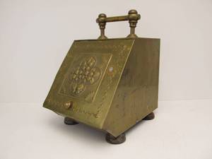 lot 14 image: Large Antique Brass Coal Hod
