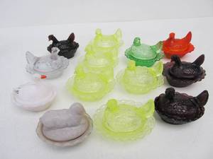 lot 20 image: Nice Collection of Vintage Colored Glass HenRooster Salt Dips