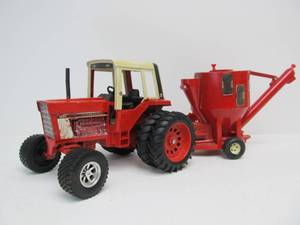 lot 83 image: Vintage ERTL Metal International Harvester Tractor & Implement Trailer Toy