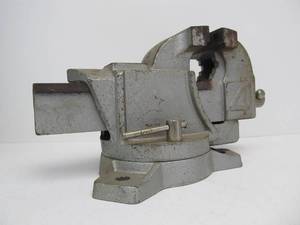 lot 103 image: Large Heavy Swivel Bench Vise