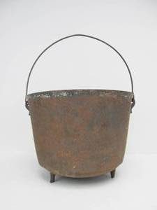 lot 104 image: Vintage Enameled Cast Iron 3-Leg Cauldron