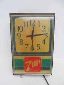 lot 106 image: Working Vintage 7UP Advertising Clock