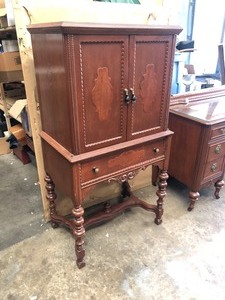 lot 292 image: Nice Condition Vintage Wooden Cabinet