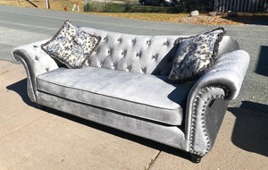 lot 312 image: Gorgeous Unused FOA California Collection Tufted Gray Velvet CouchSofa