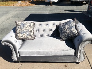 lot 313 image: Gorgeous Unused FOA California Collection Tufted Gray Velvet Loveseat