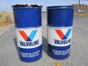 lot 250 image: Pair of Vintage VALVOLINE Motor Oil 16 Gallon Barrels 