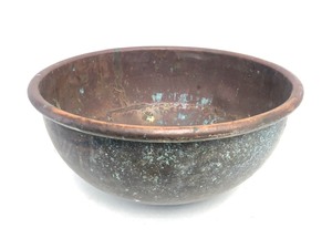 lot 327 image: Large Vintage Rolled Edge Copper Bowl