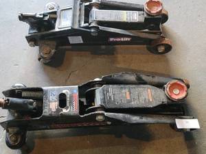 lot 34 image: Two Hydraulic Floor Jacks One 2 12 Ton and One 2 Ton Capacity