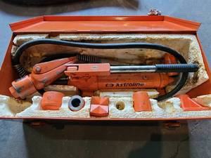 lot 4 image: Astroline Hydraulic Jack In Case