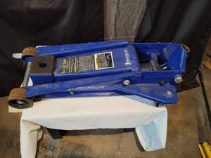 lot 10 image: Michelin 3  12 Ton Speedy Lift Hydraulic Jack