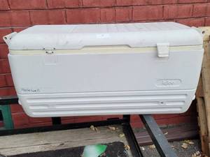 lot 26 image: Igloo 108 Quart Big White Cooler