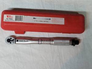 lot 27 image: T & E Tools 14 Torque Wrench