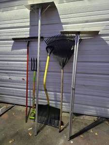 lot 47 image: Various Yard Tools