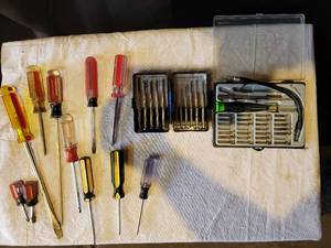 lot 72 image: Srewdrivers & Sets