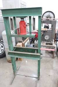 lot 29 image: Carolina Tool & Equipment Hydraulic Press