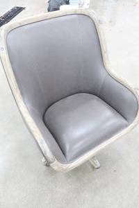lot 48 image: Heavy Duty Swivel Chair