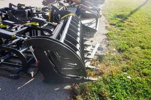 Brand New Heavy Duty Universal Mount Bobcat Skid Loader Skid Steer 84 Root Rake Grapple