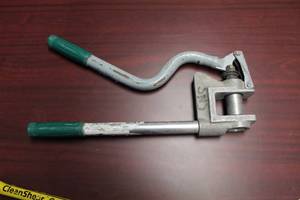 lot 34 image: Greenlee Metal Stud 710