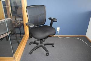lot 107 image: Rolling Office Arm Chair with Mesh Back