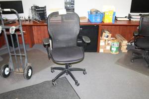lot 106 image: Rolling Office Arm Chair with Mesh Back