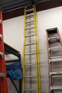 lot 51 image: 28 Extra Heavy Duty Aluminum Extension Ladder