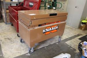 lot 5 image: Knaack Rolling Metal Job Box