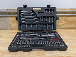 lot 52 image: GEARWRENCH Tool Set