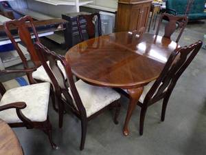 lot 1 image: Queen Ann Dining Room Table and 6 Chairs with 2 Leaves
