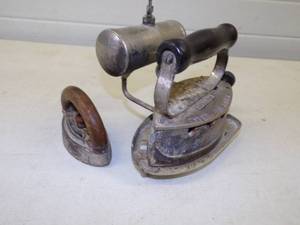 lot 22 image: Vintage Sad Irons